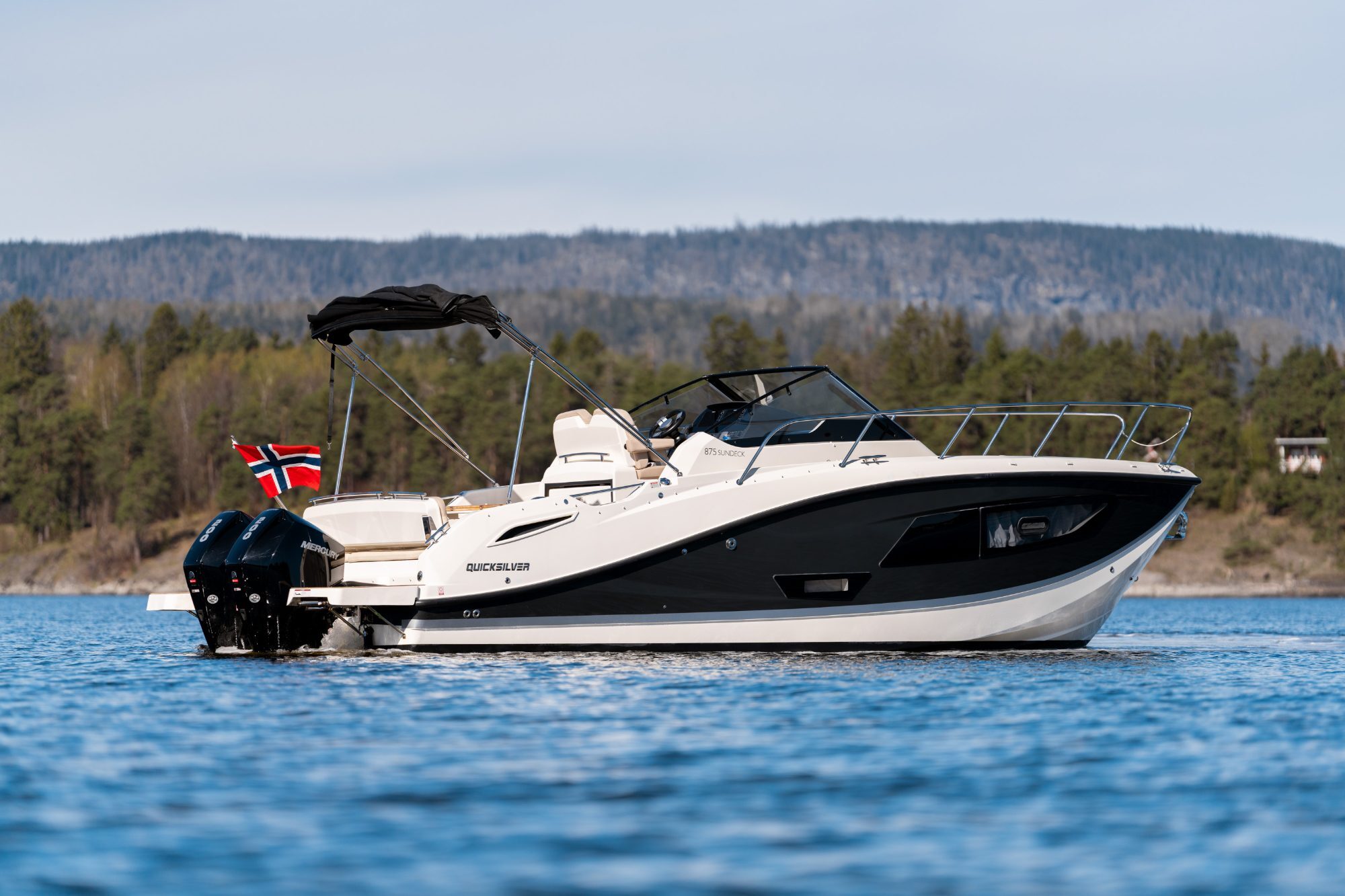 Quicksilver 875 Sundeck